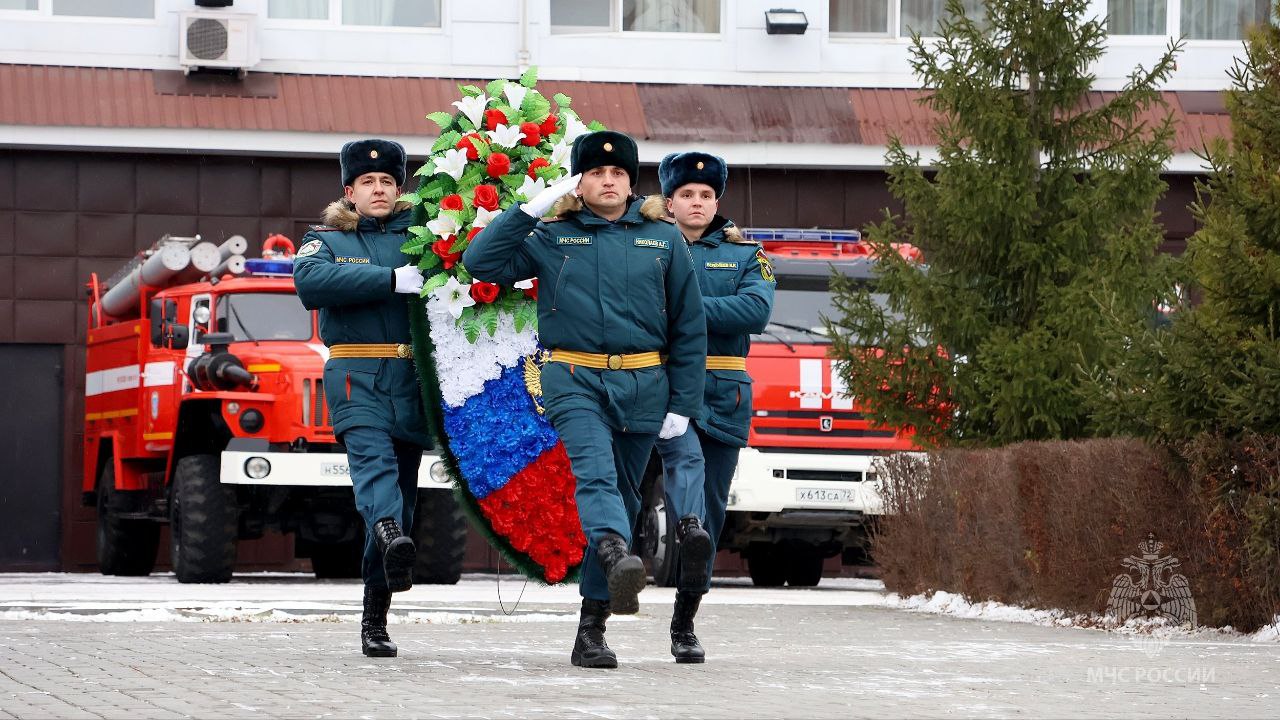 Двадцать девять ударов колокола в честь пожарных и спасателей, погибших при исполнении служебного долга, прозвучали над Аллеей памяти Двадцать девять ударов колокола в честь пожарных и спасателей, погибших при исполнении служебного долга, прозвучали над Аллеей памяти