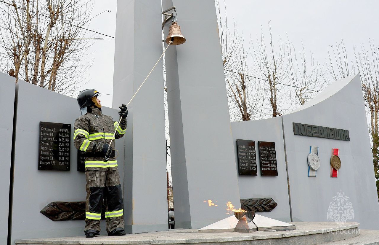 Двадцать девять ударов колокола в честь пожарных и спасателей, погибших при исполнении служебного долга, прозвучали над Аллеей памяти Двадцать девять ударов колокола в честь пожарных и спасателей, погибших при исполнении служебного долга, прозвучали над Аллеей памяти