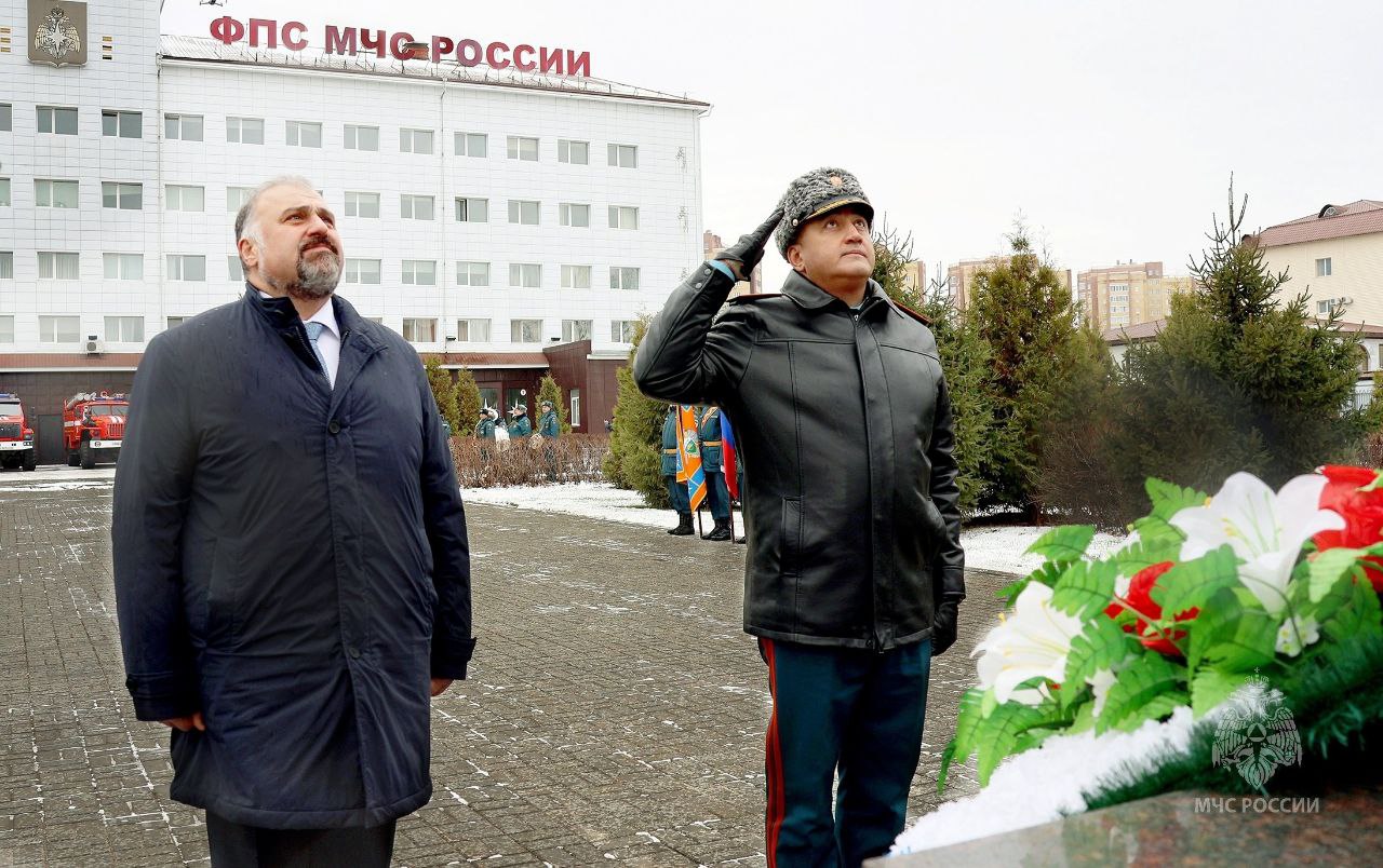 Двадцать девять ударов колокола в честь пожарных и спасателей, погибших при исполнении служебного долга, прозвучали над Аллеей памяти Двадцать девять ударов колокола в честь пожарных и спасателей, погибших при исполнении служебного долга, прозвучали над Аллеей памяти