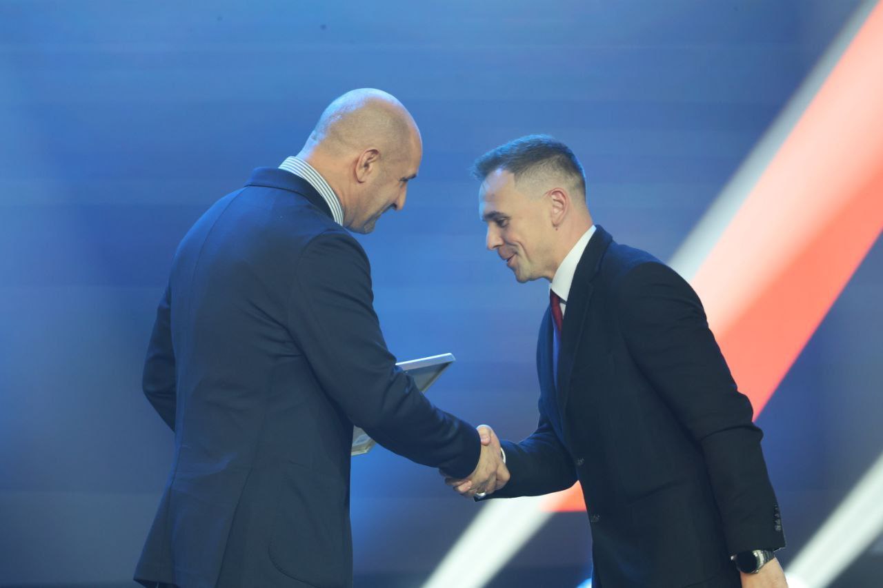 Артём Жога: Сегодня работаю в Тюмени. Поздравил сотрудников "Мостострой-11" с юбилеем компании Артём Жога: Сегодня работаю в Тюмени. Поздравил сотрудников "Мостострой-11" с юбилеем компании