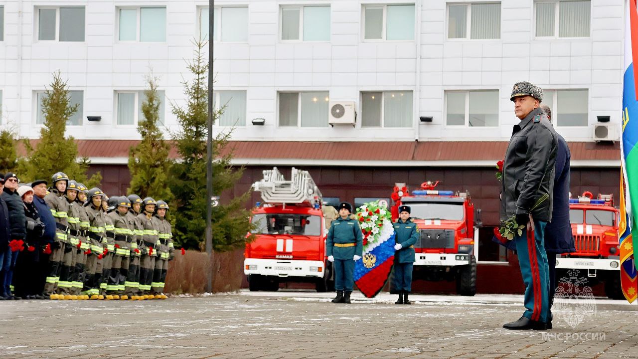 Двадцать девять ударов колокола в честь пожарных и спасателей, погибших при исполнении служебного долга, прозвучали над Аллеей памяти Двадцать девять ударов колокола в честь пожарных и спасателей, погибших при исполнении служебного долга, прозвучали над Аллеей памяти