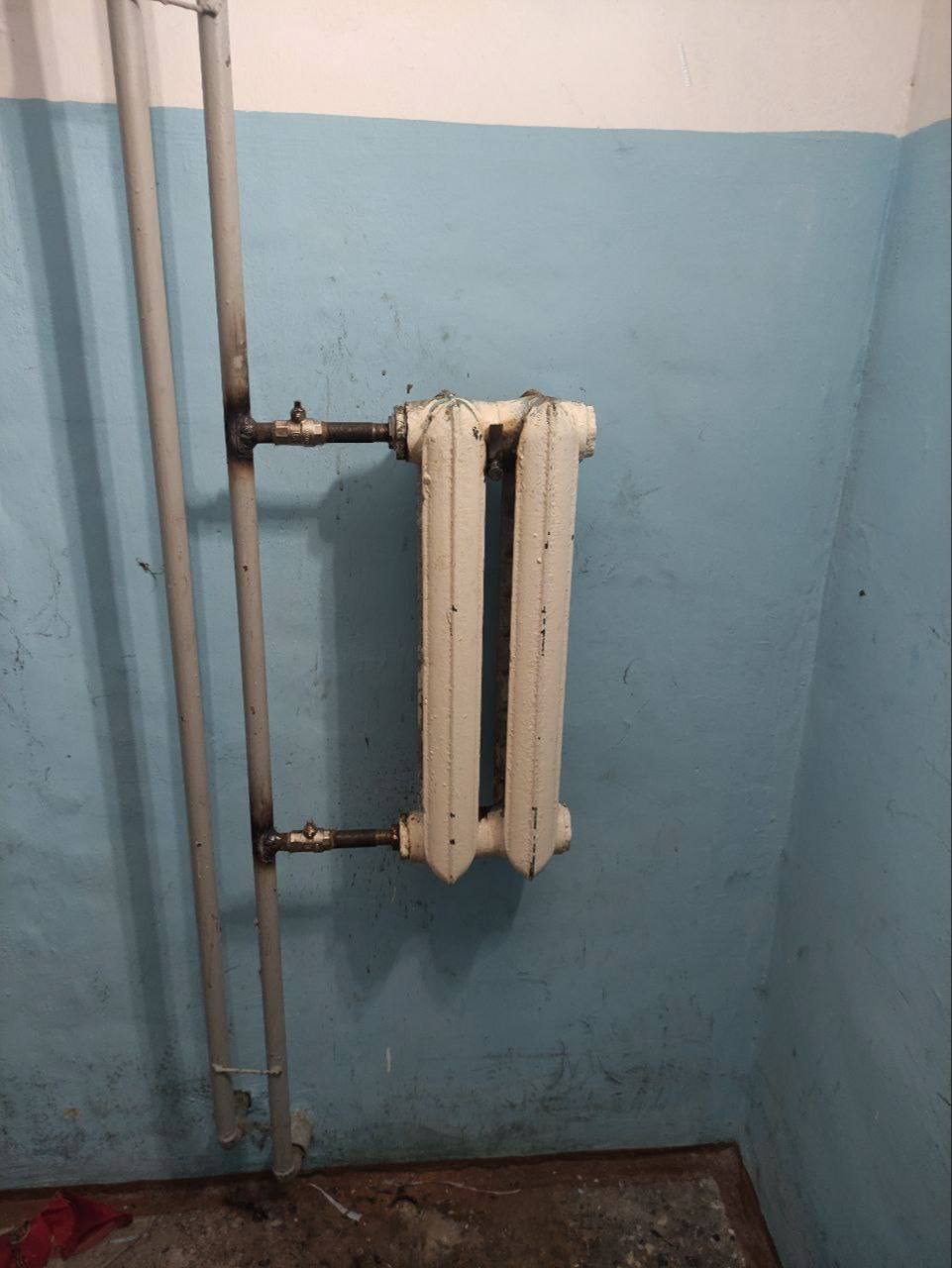 Тюменцам в подъезде установили долгожданную батарею, вот только ее размер вряд ли чем-то поможет замерзающим жителям