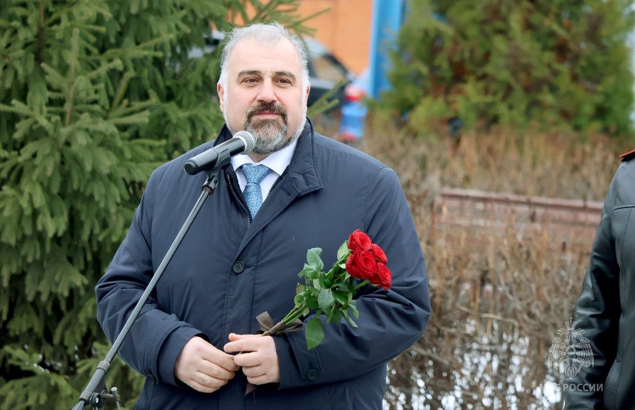 Двадцать девять ударов колокола в честь пожарных и спасателей, погибших при исполнении служебного долга, прозвучали над Аллеей памяти Двадцать девять ударов колокола в честь пожарных и спасателей, погибших при исполнении служебного долга, прозвучали над Аллеей памяти