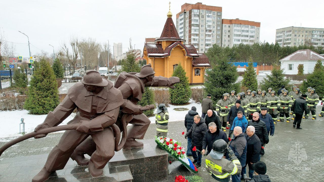 Двадцать девять ударов колокола в честь пожарных и спасателей, погибших при исполнении служебного долга, прозвучали над Аллеей памяти Двадцать девять ударов колокола в честь пожарных и спасателей, погибших при исполнении служебного долга, прозвучали над Аллеей памяти