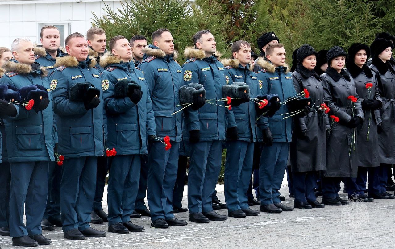 Двадцать девять ударов колокола в честь пожарных и спасателей, погибших при исполнении служебного долга, прозвучали над Аллеей памяти Двадцать девять ударов колокола в честь пожарных и спасателей, погибших при исполнении служебного долга, прозвучали над Аллеей памяти