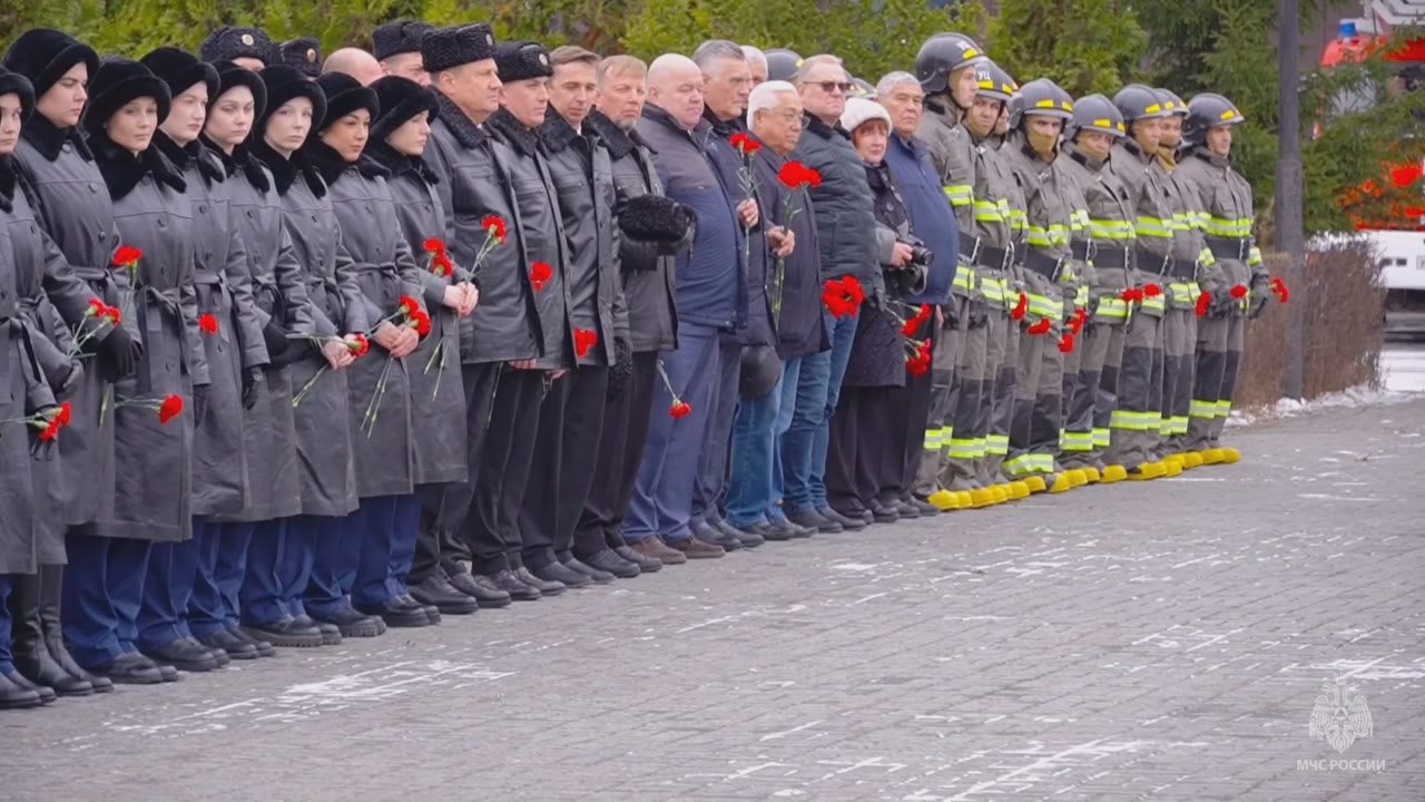 Двадцать девять ударов колокола в честь пожарных и спасателей, погибших при исполнении служебного долга, прозвучали над Аллеей памяти