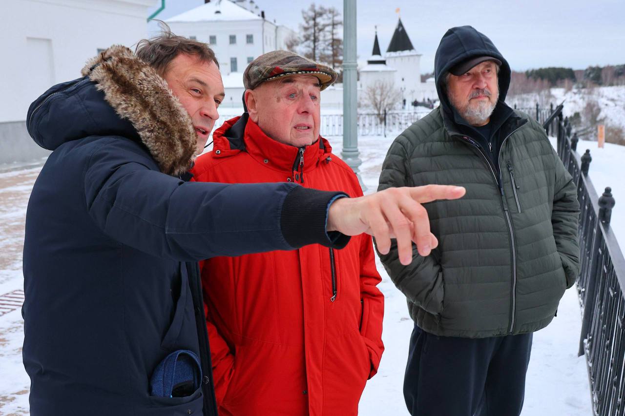 Глава города Петр Вагин вместе с Еленой Бельской, директором по взаимодействию с органами государственной власти и реализации социально-экономических проектов «ЗапСибНефтехима», провели первую экскурсию по обновленному... Глава города Петр Вагин вместе с Еленой Бельской, директором по взаимодействию с органами государственной власти и реализации социально-экономических проектов «ЗапСибНефтехима», провели первую экскурсию по обновленному...