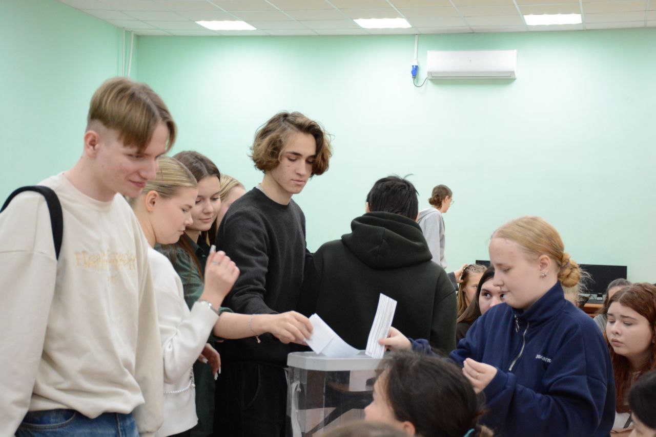 Наш Молодежный электоральный клуб за неделю смог охватить около 200 человек играми и образовательными мероприятиями по избирательному праву и процессу! Наш Молодежный электоральный клуб за неделю смог охватить около 200 человек играми и образовательными мероприятиями по избирательному праву и процессу!