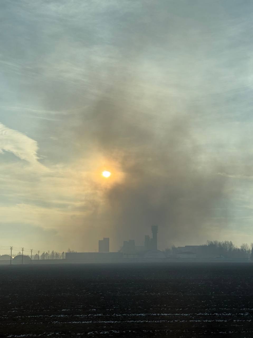 Начали сжигать кур днем?. Тюменцы заметили столб дыма в районе Онохино, где должны избавляться от трупов зараженных куриц «В Онохино сжигают куриц вместе со старыми покрышками, тем самым загрязняют экологию. Горит днём и... Начали сжигать кур днем?. Тюменцы заметили столб дыма в районе Онохино, где должны избавляться от трупов зараженных куриц «В Онохино сжигают куриц вместе со старыми покрышками, тем самым загрязняют экологию. Горит днём и...