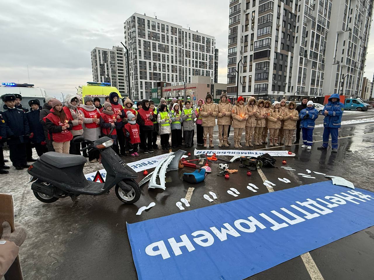 #Нет. Акция памяти жертв ДТП прошла на перекрестке улиц Ф.Салманова и Уездной в Тюмени, где погиб 13- летний подросток, ехавший на питбайке #Нет. Акция памяти жертв ДТП прошла на перекрестке улиц Ф.Салманова и Уездной в Тюмени, где погиб 13- летний подросток, ехавший на питбайке