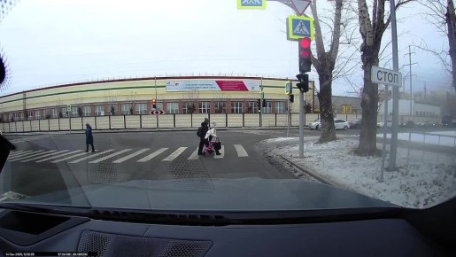 В Тюмени водитель автобуса пролетел на «красный» и чуть не сбил пешехода на «зебре»