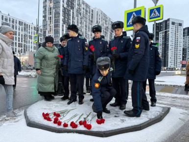 #Нет. Акция памяти жертв ДТП прошла на перекрестке улиц Ф.Салманова и Уездной в Тюмени, где погиб 13- летний подросток, ехавший на питбайке
