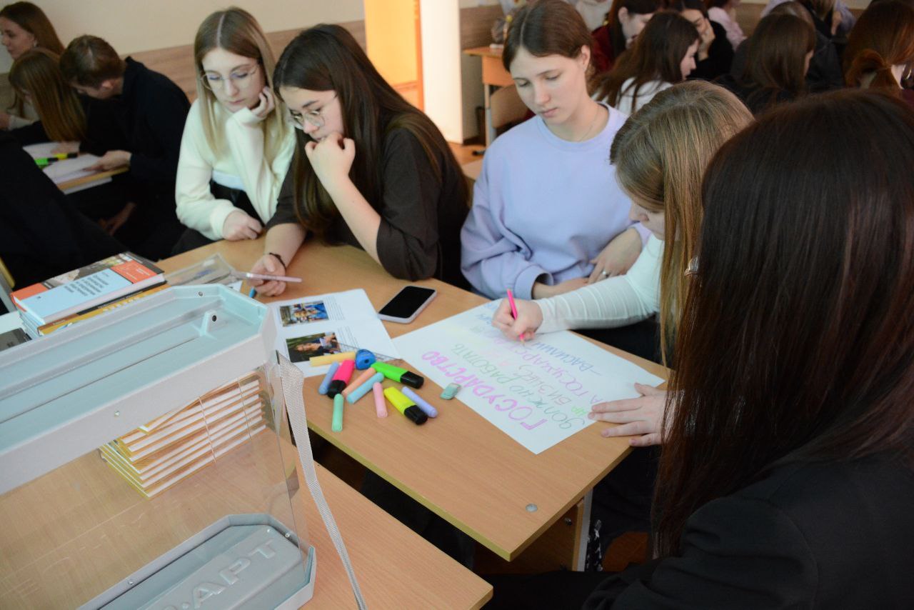 Наш Молодежный электоральный клуб за неделю смог охватить около 200 человек играми и образовательными мероприятиями по избирательному праву и процессу! Наш Молодежный электоральный клуб за неделю смог охватить около 200 человек играми и образовательными мероприятиями по избирательному праву и процессу!