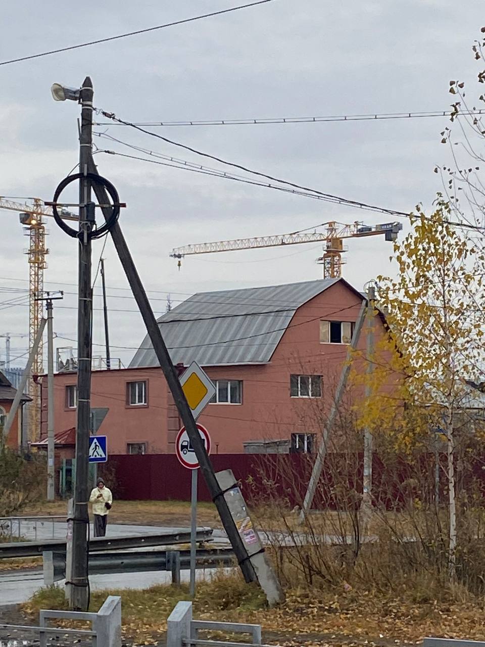 Хулиганы в Тюмени разнесли дом криминального авторитета на Лесобазе: об этом в сети рассказали жители района Хулиганы в Тюмени разнесли дом криминального авторитета на Лесобазе: об этом в сети рассказали жители района