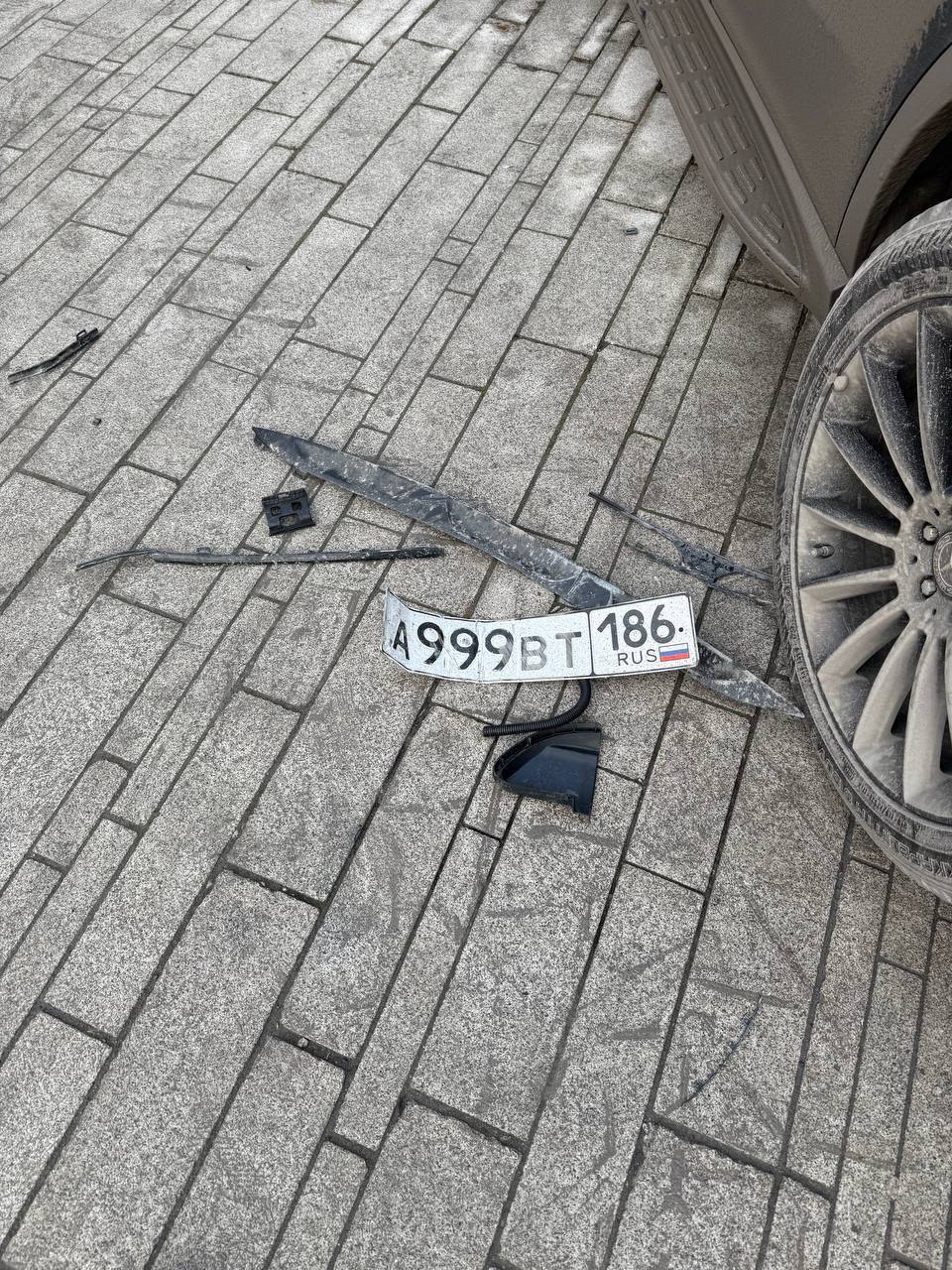 Иномарка с блатными номера угодила в серьезную аварию в центре Тюмени: водителю грозит лишение ВУ за то, что он сбежал с места ДТП