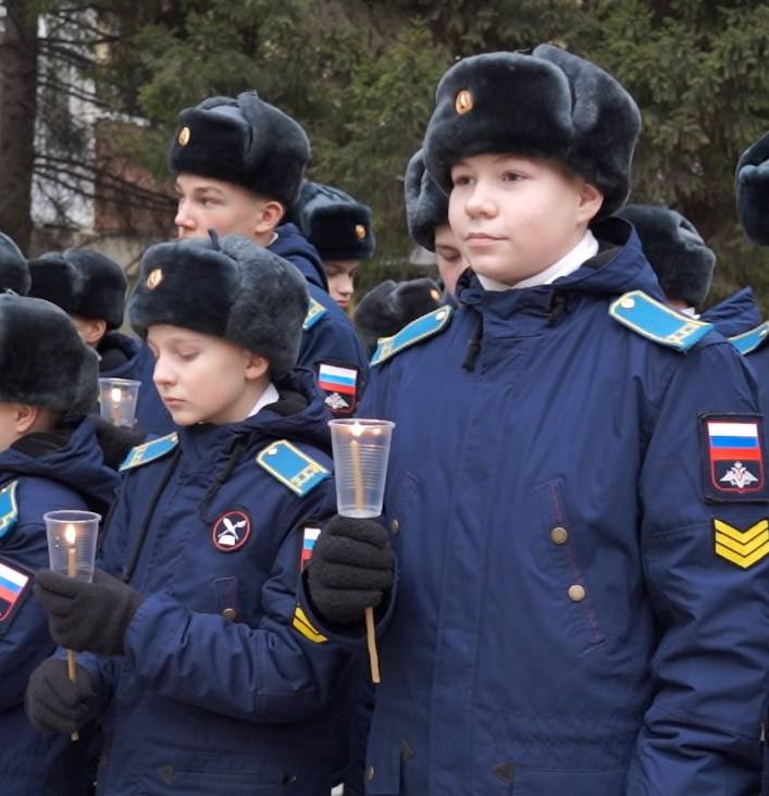 #Нет. Более 500 молодых жителей Тюмени приняли участие в акции «Стояние со свечами» у Тюменского театра кукол #Нет. Более 500 молодых жителей Тюмени приняли участие в акции «Стояние со свечами» у Тюменского театра кукол