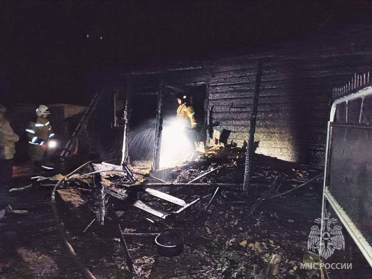 Четыре ребенка пострадали при пожаре минувшей ночью Четыре ребенка пострадали при пожаре минувшей ночью