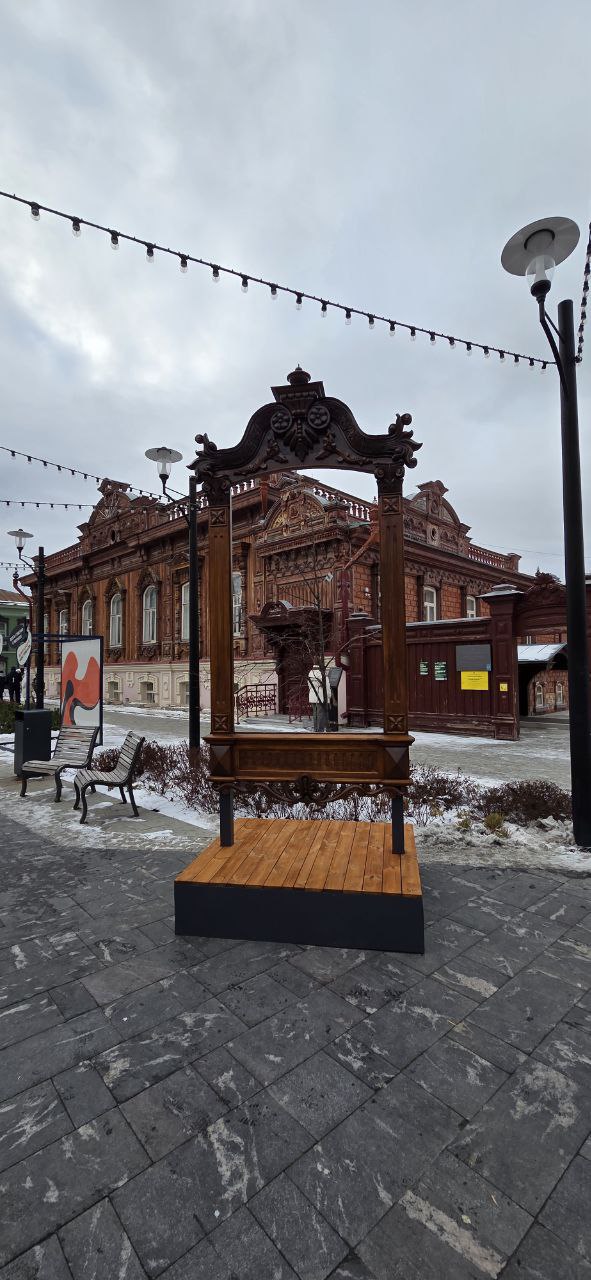 Максим Афанасьев: Прогуливаясь по пешеходной улице Дзержинского, вы наверняка обращали внимание, как много людей фотографируется на фоне красивых наличников Максим Афанасьев: Прогуливаясь по пешеходной улице Дзержинского, вы наверняка обращали внимание, как много людей фотографируется на фоне красивых наличников