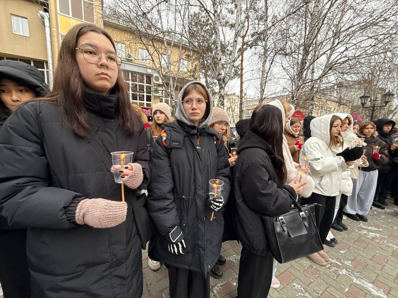 #Нет. Более 500 молодых жителей Тюмени приняли участие в акции «Стояние со свечами» у Тюменского театра кукол #Нет. Более 500 молодых жителей Тюмени приняли участие в акции «Стояние со свечами» у Тюменского театра кукол