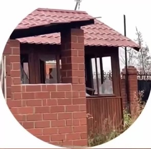 Хулиганы в Тюмени разнесли дом криминального авторитета на Лесобазе: об этом в сети рассказали жители района