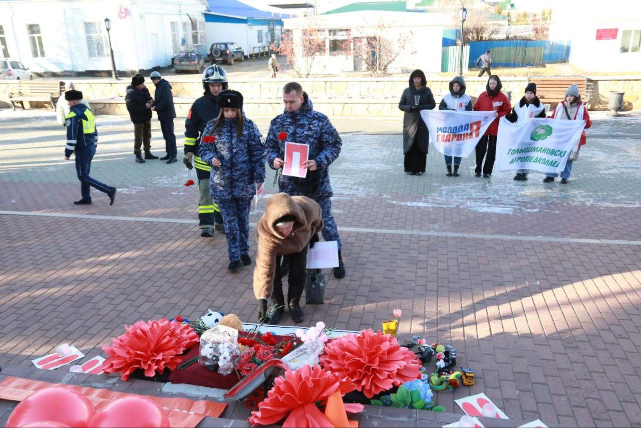 #Нет Жители Голышмановского округа минутой молчания почтили память жертв дорожных аварий, а также возложили цветы к памятной инсталляции, развернутой в центре пос.Голышманово #Нет Жители Голышмановского округа минутой молчания почтили память жертв дорожных аварий, а также возложили цветы к памятной инсталляции, развернутой в центре пос.Голышманово