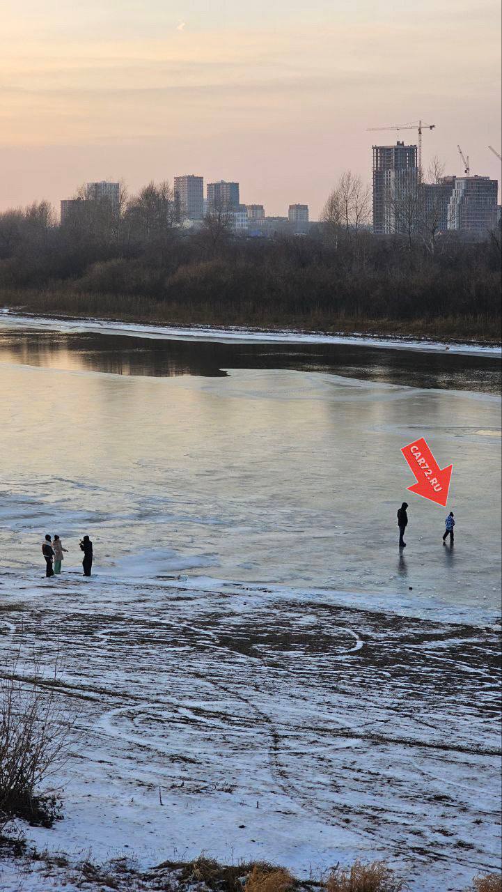 Детишек, бегающих по льду на Туре, заметили очевидцы