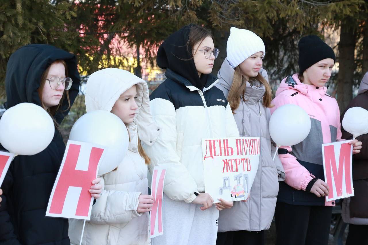 #Нет Жители Голышмановского округа минутой молчания почтили память жертв дорожных аварий, а также возложили цветы к памятной инсталляции, развернутой в центре пос.Голышманово #Нет Жители Голышмановского округа минутой молчания почтили память жертв дорожных аварий, а также возложили цветы к памятной инсталляции, развернутой в центре пос.Голышманово