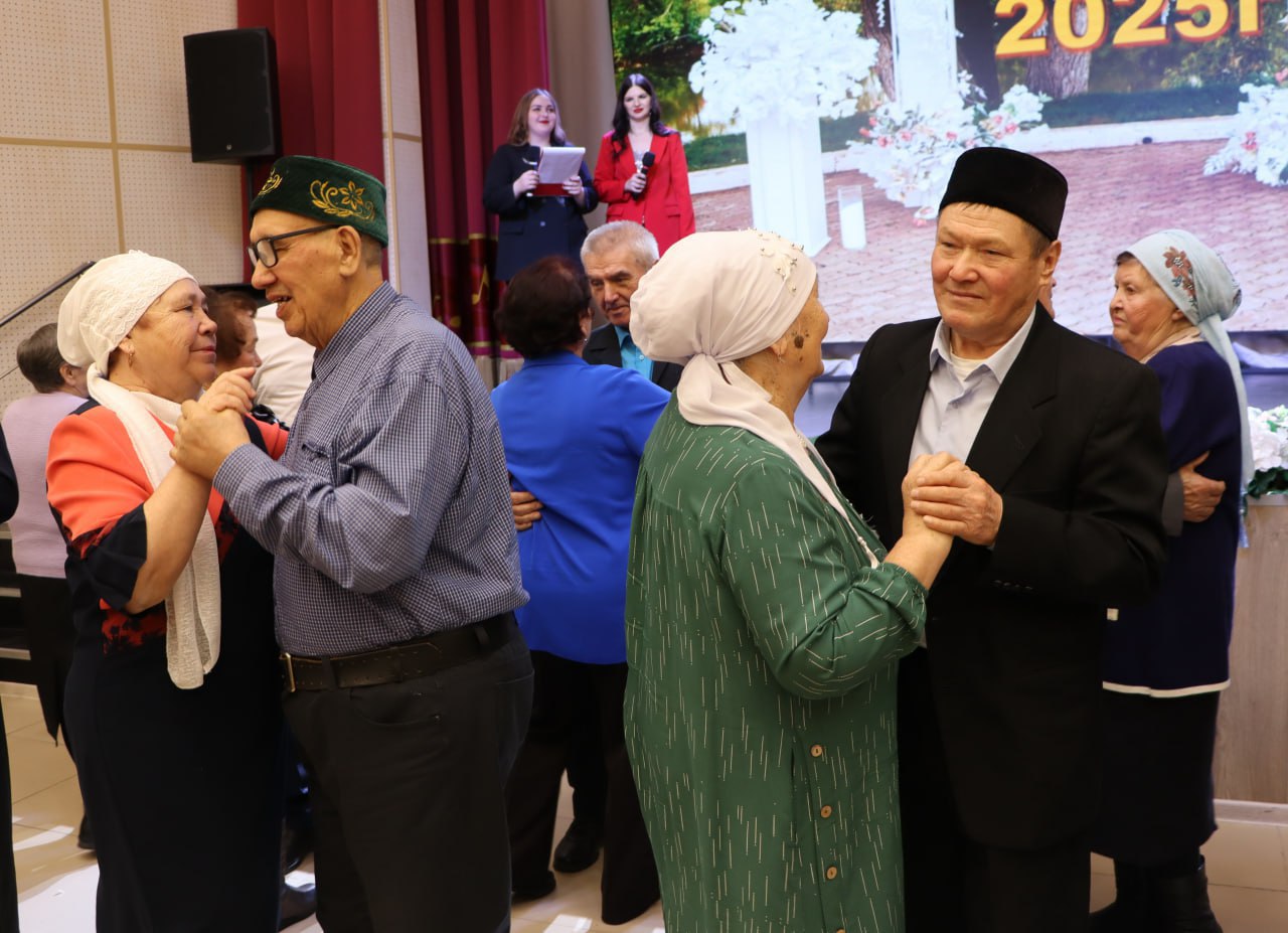 Торжественная церемония награждения супругов, отметивших "золотые", "бриллиантовые" "железные" свадьбы, состоялась в Ялуторовском муниципальном округе Торжественная церемония награждения супругов, отметивших "золотые", "бриллиантовые" "железные" свадьбы, состоялась в Ялуторовском муниципальном округе