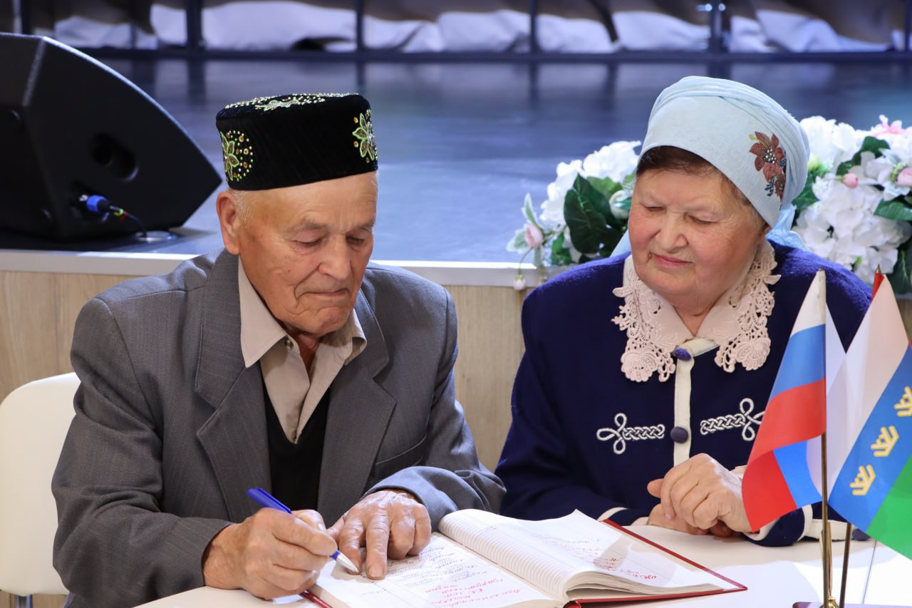 Торжественная церемония награждения супругов, отметивших "золотые", "бриллиантовые" "железные" свадьбы, состоялась в Ялуторовском муниципальном округе Торжественная церемония награждения супругов, отметивших "золотые", "бриллиантовые" "железные" свадьбы, состоялась в Ялуторовском муниципальном округе