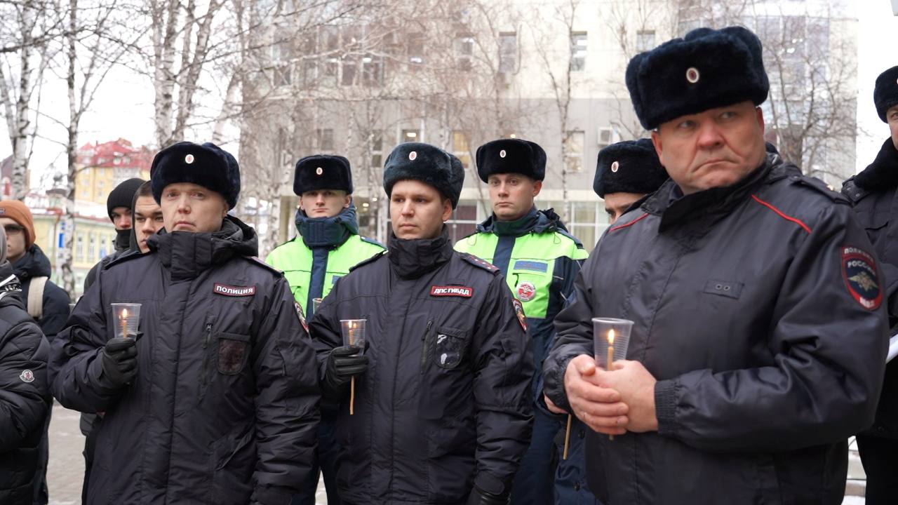 #Нет. Более 500 молодых жителей Тюмени приняли участие в акции «Стояние со свечами» у Тюменского театра кукол #Нет. Более 500 молодых жителей Тюмени приняли участие в акции «Стояние со свечами» у Тюменского театра кукол