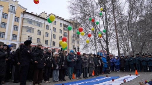 #Нет. Более 500 молодых жителей Тюмени приняли участие в акции «Стояние со свечами» у Тюменского театра кукол