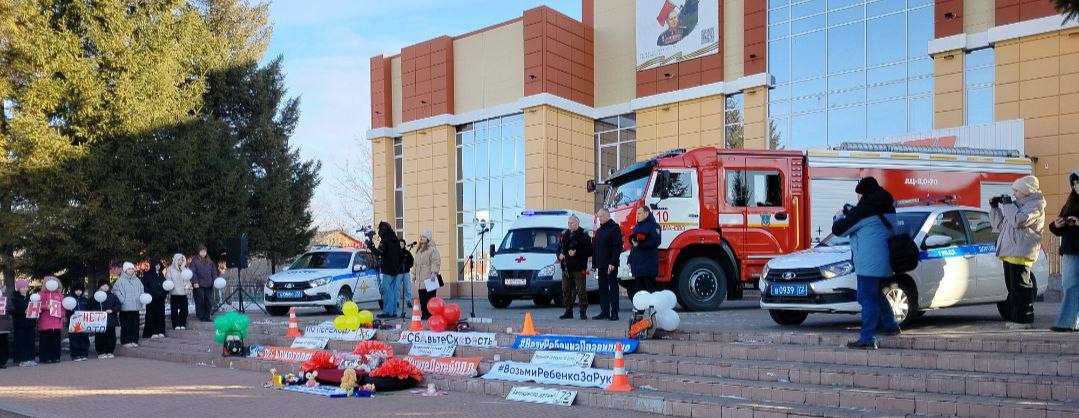 #Нет Жители Голышмановского округа минутой молчания почтили память жертв дорожных аварий, а также возложили цветы к памятной инсталляции, развернутой в центре пос.Голышманово #Нет Жители Голышмановского округа минутой молчания почтили память жертв дорожных аварий, а также возложили цветы к памятной инсталляции, развернутой в центре пос.Голышманово