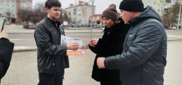 #Нет. Акция памяти жертв ДТП прошла в Ялуторовске, в ней приняли участие студенты и школьники