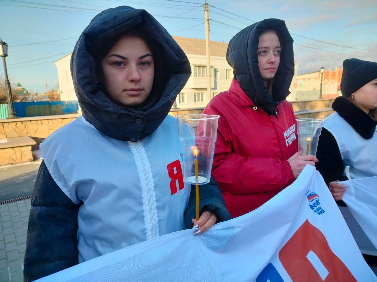 #Нет Жители Голышмановского округа минутой молчания почтили память жертв дорожных аварий, а также возложили цветы к памятной инсталляции, развернутой в центре пос.Голышманово #Нет Жители Голышмановского округа минутой молчания почтили память жертв дорожных аварий, а также возложили цветы к памятной инсталляции, развернутой в центре пос.Голышманово