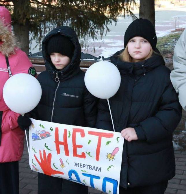 #Нет Жители Голышмановского округа минутой молчания почтили память жертв дорожных аварий, а также возложили цветы к памятной инсталляции, развернутой в центре пос.Голышманово #Нет Жители Голышмановского округа минутой молчания почтили память жертв дорожных аварий, а также возложили цветы к памятной инсталляции, развернутой в центре пос.Голышманово