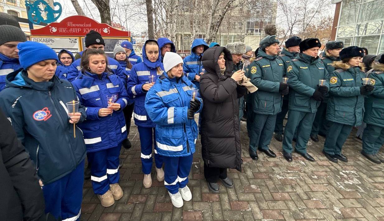 #Нет. Более 500 молодых жителей Тюмени приняли участие в акции «Стояние со свечами» у Тюменского театра кукол #Нет. Более 500 молодых жителей Тюмени приняли участие в акции «Стояние со свечами» у Тюменского театра кукол