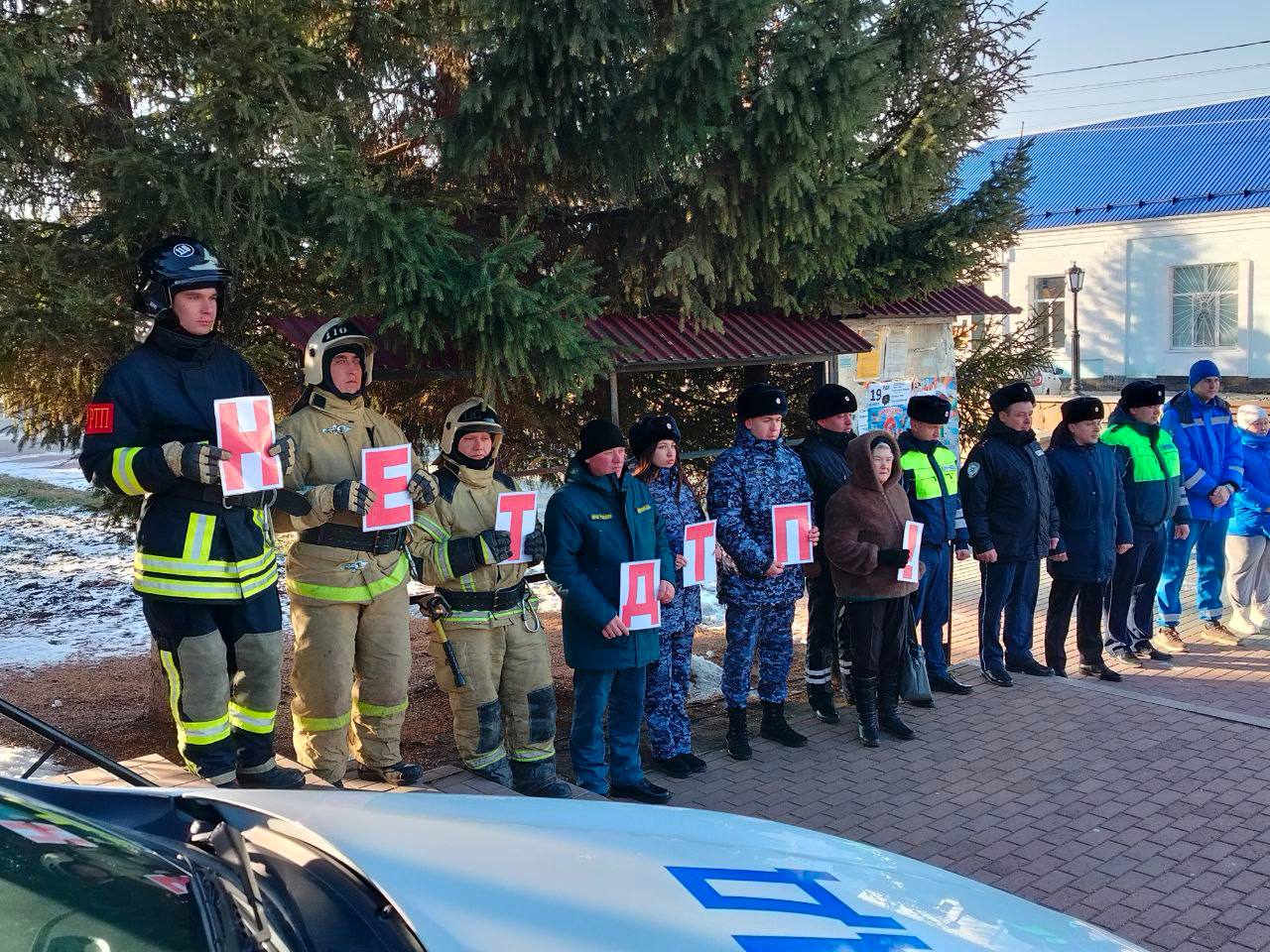 #Нет Жители Голышмановского округа минутой молчания почтили память жертв дорожных аварий, а также возложили цветы к памятной инсталляции, развернутой в центре пос.Голышманово #Нет Жители Голышмановского округа минутой молчания почтили память жертв дорожных аварий, а также возложили цветы к памятной инсталляции, развернутой в центре пос.Голышманово