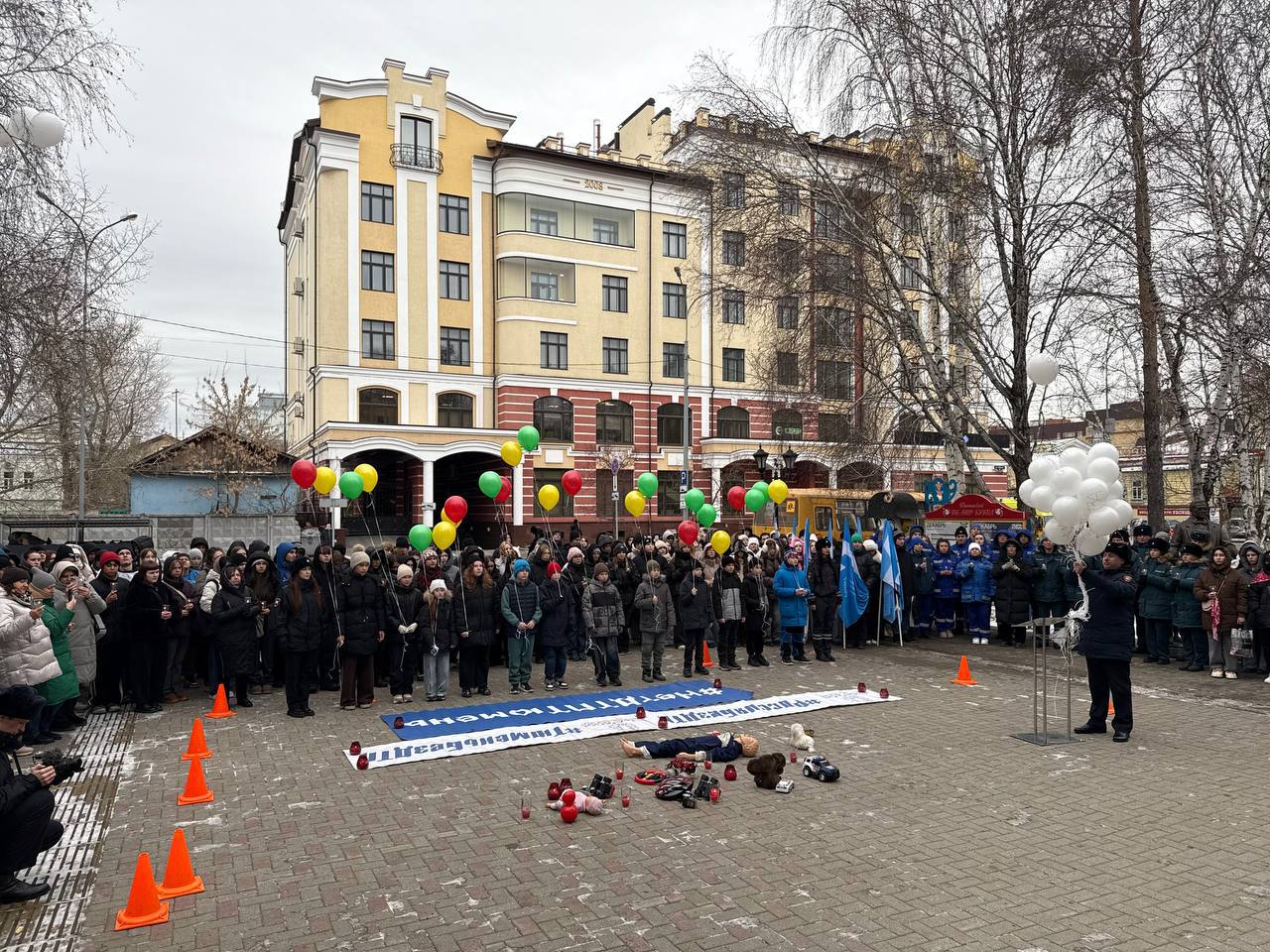 #Нет. Более 500 молодых жителей Тюмени приняли участие в акции «Стояние со свечами» у Тюменского театра кукол #Нет. Более 500 молодых жителей Тюмени приняли участие в акции «Стояние со свечами» у Тюменского театра кукол