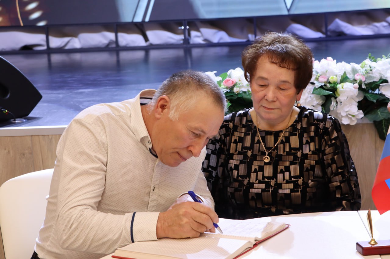 Торжественная церемония награждения супругов, отметивших "золотые", "бриллиантовые" "железные" свадьбы, состоялась в Ялуторовском муниципальном округе Торжественная церемония награждения супругов, отметивших "золотые", "бриллиантовые" "железные" свадьбы, состоялась в Ялуторовском муниципальном округе