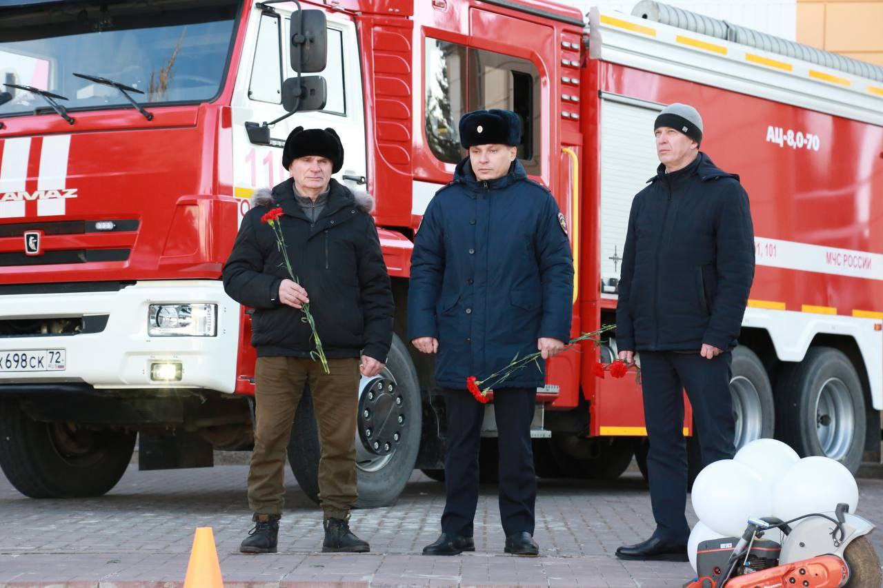 #Нет Жители Голышмановского округа минутой молчания почтили память жертв дорожных аварий, а также возложили цветы к памятной инсталляции, развернутой в центре пос.Голышманово #Нет Жители Голышмановского округа минутой молчания почтили память жертв дорожных аварий, а также возложили цветы к памятной инсталляции, развернутой в центре пос.Голышманово