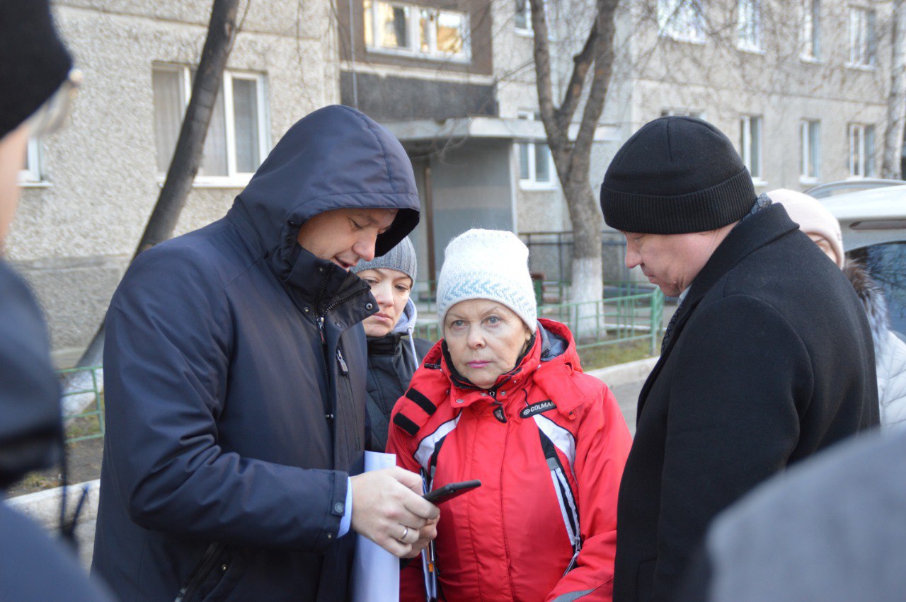 ВАО: На дворовой территории дома № 43 по улице Широтной прошла рабочая встреча с жителями, в которой приняли участие исполняющий обязанности руководителя управы Иван Хохряков, депутат Тюменской городской думы Александр... ВАО: На дворовой территории дома № 43 по улице Широтной прошла рабочая встреча с жителями, в которой приняли участие исполняющий обязанности руководителя управы Иван Хохряков, депутат Тюменской городской думы Александр...