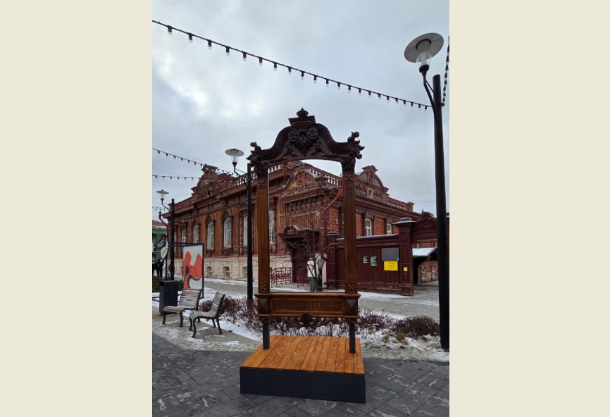 Новый арт-объект — отреставрированный наличник - установили возле дома Буркова по ул. Дзержинского в Тюмени
