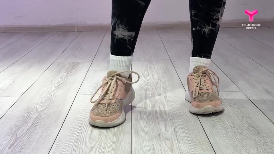 Спорт в народ. Разгоняем лимфу и запускаем день! Ловите несколько простых кардио упражнений, чтобы утром взбодриться, сиять и начать день с прекрасного настроения! Пиши в комментариях как вам такая мини тренировка? ...