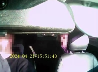 Тюменка взбесилась в машине такси и ударила с ноги водителя