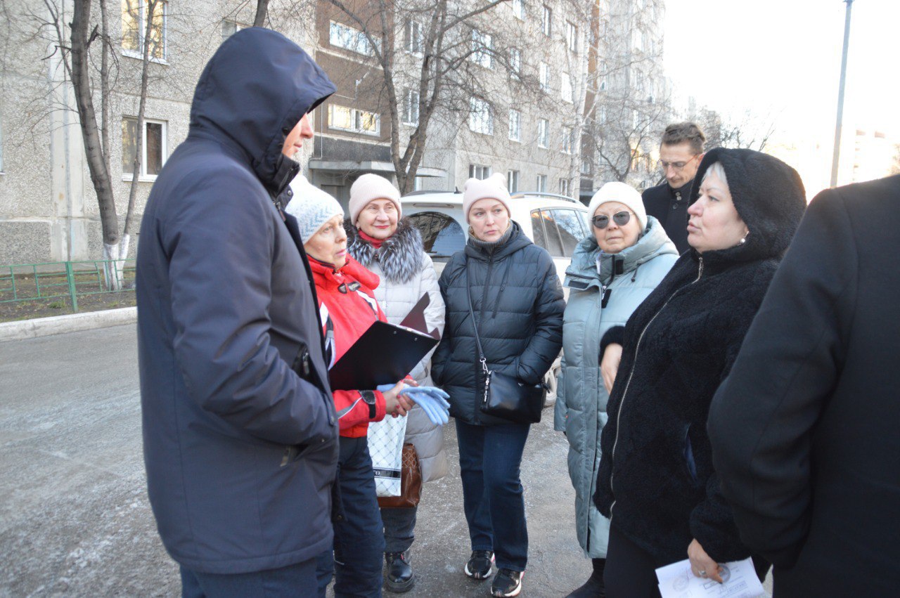 ВАО: На дворовой территории дома № 43 по улице Широтной прошла рабочая встреча с жителями, в которой приняли участие исполняющий обязанности руководителя управы Иван Хохряков, депутат Тюменской городской думы Александр... ВАО: На дворовой территории дома № 43 по улице Широтной прошла рабочая встреча с жителями, в которой приняли участие исполняющий обязанности руководителя управы Иван Хохряков, депутат Тюменской городской думы Александр...