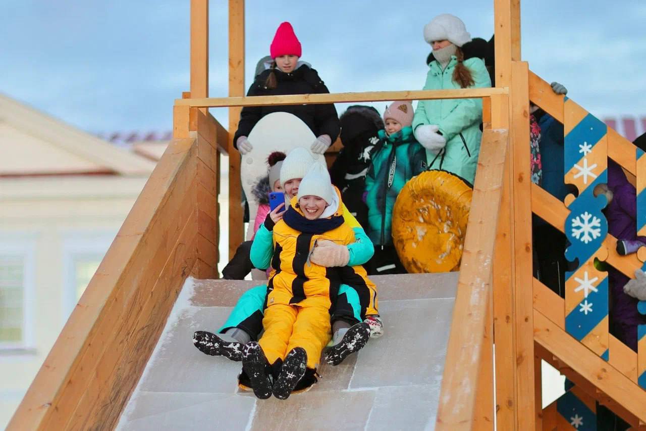 В Тобольске стартовала подготовка к одному из самых любимых и долгожданных праздников – Новому году! Уже к началу декабря город преобразится, улицы и площади засверкают праздничной иллюминацией, создавая тёплую, волшебную и... В Тобольске стартовала подготовка к одному из самых любимых и долгожданных праздников – Новому году! Уже к началу декабря город преобразится, улицы и площади засверкают праздничной иллюминацией, создавая тёплую, волшебную и...