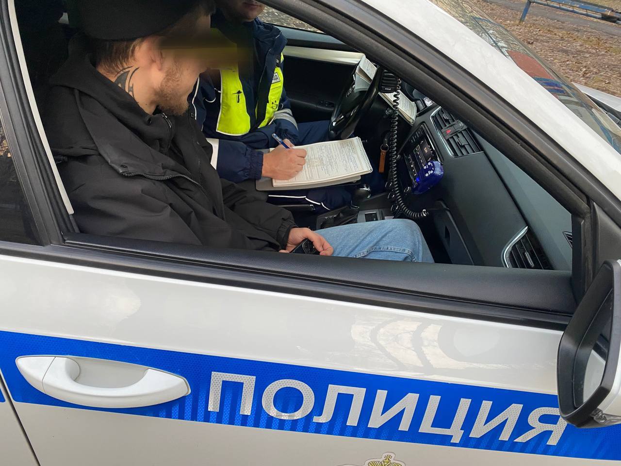 19-летнего «бесправника» отстранили от управления автомобилем инспекторы полка ДПС Госавтоинспекции вчера утром на ул. 50 лет Октября, 44 в Тюмени 19-летнего «бесправника» отстранили от управления автомобилем инспекторы полка ДПС Госавтоинспекции вчера утром на ул. 50 лет Октября, 44 в Тюмени