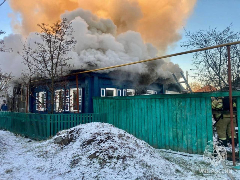 Дым валит: частный дом и гараж полыхали в Заводоуковске