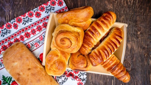 Зачем опытные повара варят булочки перед отправкой в духовку: результат удивит