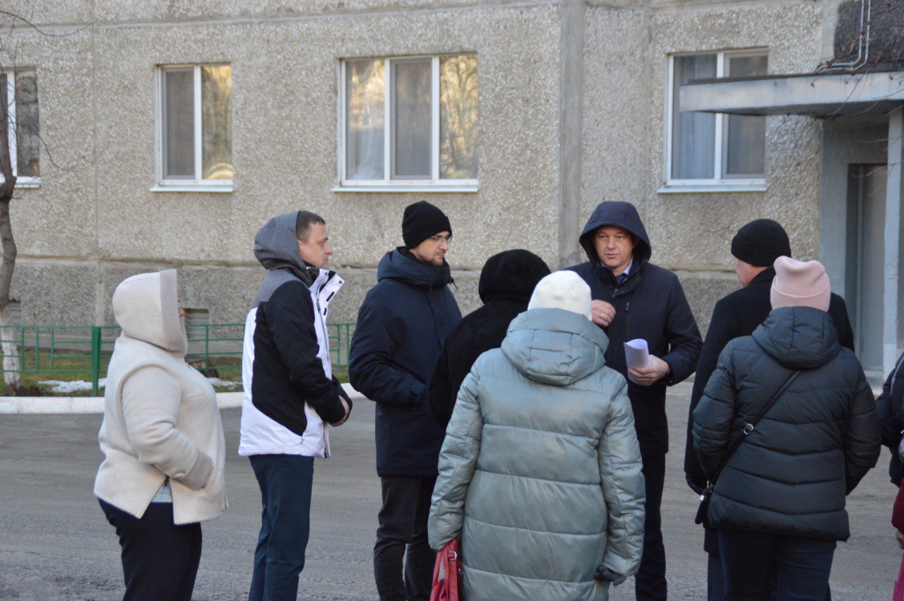 ВАО: На дворовой территории дома № 43 по улице Широтной прошла рабочая встреча с жителями, в которой приняли участие исполняющий обязанности руководителя управы Иван Хохряков, депутат Тюменской городской думы Александр... ВАО: На дворовой территории дома № 43 по улице Широтной прошла рабочая встреча с жителями, в которой приняли участие исполняющий обязанности руководителя управы Иван Хохряков, депутат Тюменской городской думы Александр...